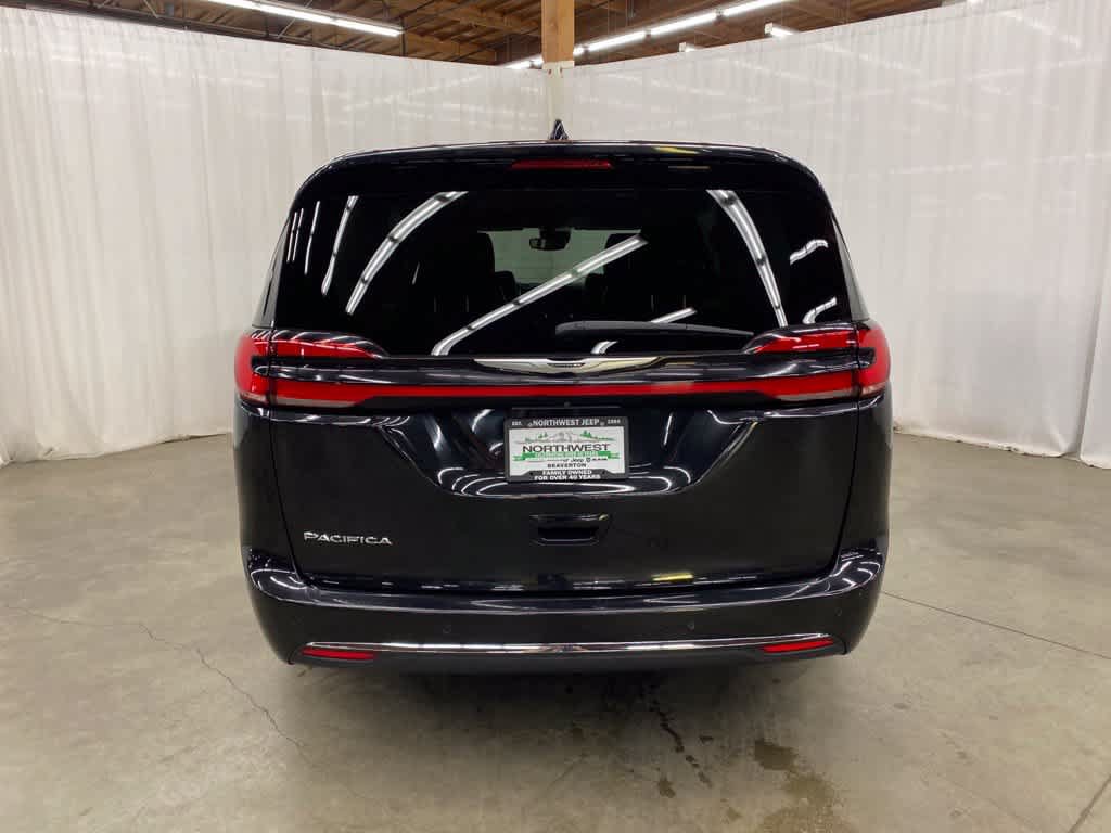 Used 2023 Chrysler Pacifica Touring-L FWD image 5