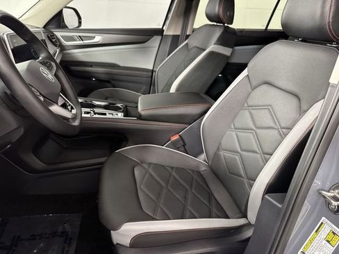 Used 2024 Volkswagen Atlas Peak Edition SE AWD/4WD image 4