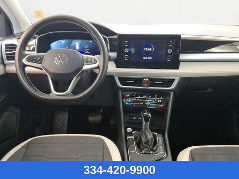 Used 2025 Volkswagen Taos SE w/ Panoramic Sunroof Package image 9