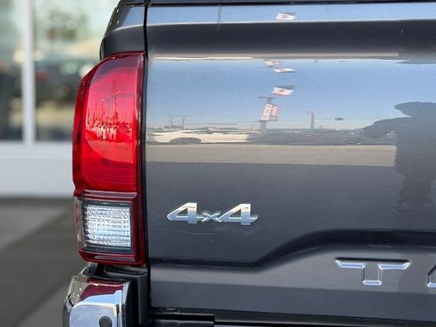 Certified 2019 Toyota Tacoma SR5 AWD/4WD image 11