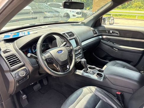 Used 2018 Ford Explorer XLT w/ Equipment Group 202A FWD image 6
