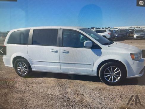 Used 2016 Dodge Grand Caravan SE image 12