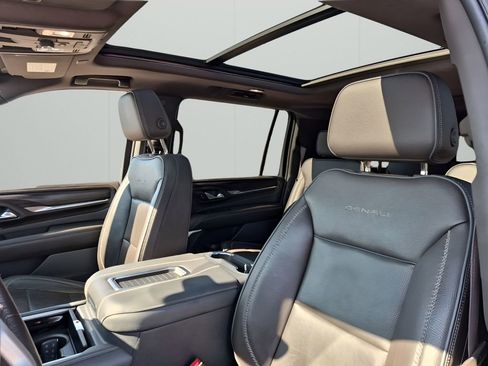 Used 2022 GMC Yukon XL Denali w/ Denali Premium Package image 30