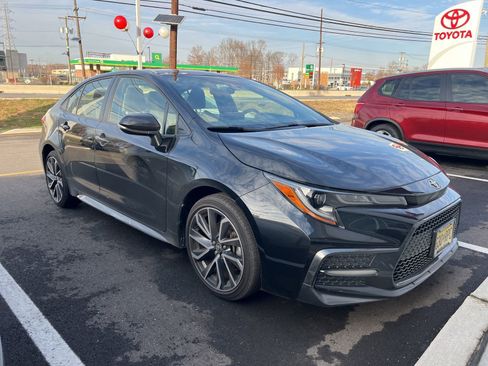 Used 2022 Toyota Corolla SE image 2