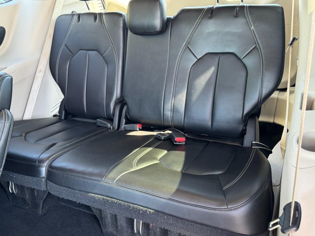 Used 2023 Chrysler Pacifica Touring-L FWD image 11