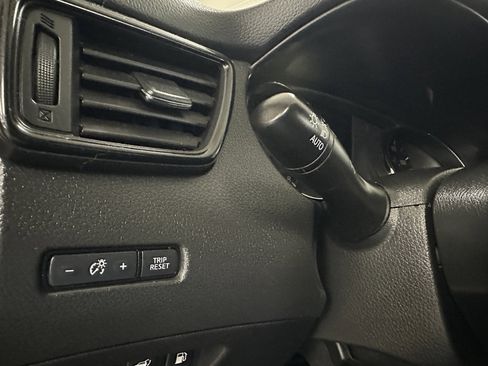 Used 2018 Nissan Rogue SL image 48