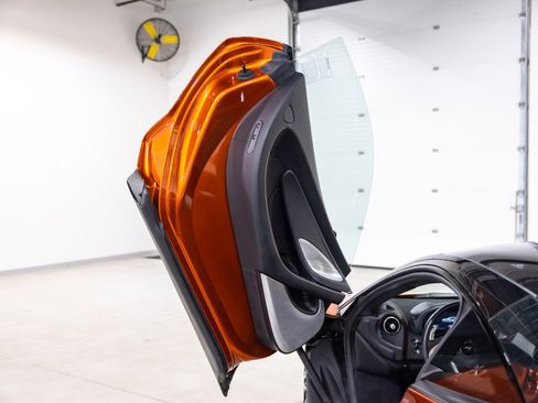 Used 2023 McLaren GT RWD image 28