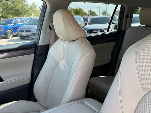 Used 2024 Toyota Highlander Limited FWD image 14