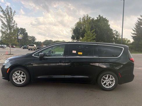 Certified 2023 Chrysler Pacifica Touring-L FWD image 2
