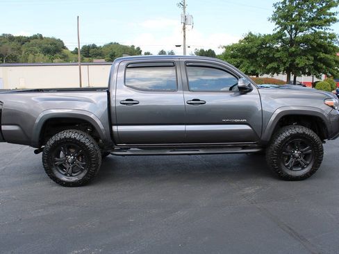 Used 2019 Toyota Tacoma TRD Sport AWD/4WD image 7