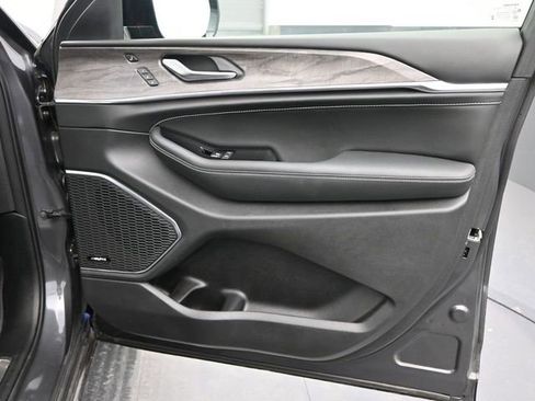 Used 2023 Jeep Grand Cherokee Overland w/ Luxury Tech Group IV image 28