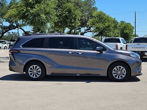 Used 2023 Toyota Sienna XLE FWD image 6