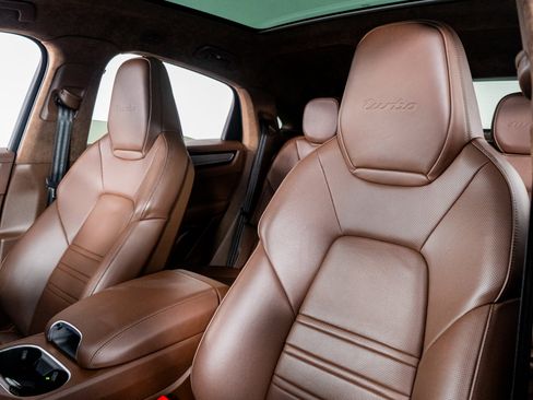 Used 2023 Porsche Cayenne Turbo image 3