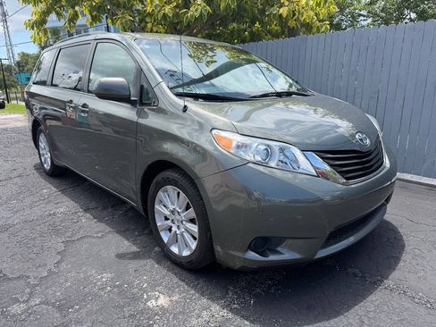 Used 2014 Toyota Sienna LE AWD/4WD image 1