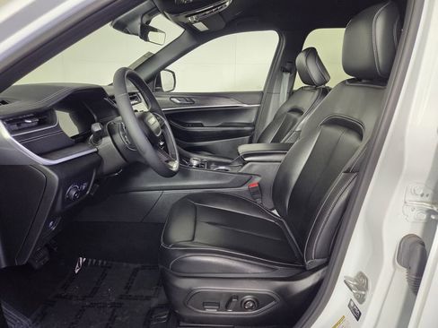 Certified 2025 Jeep Grand Cherokee Limited image 12