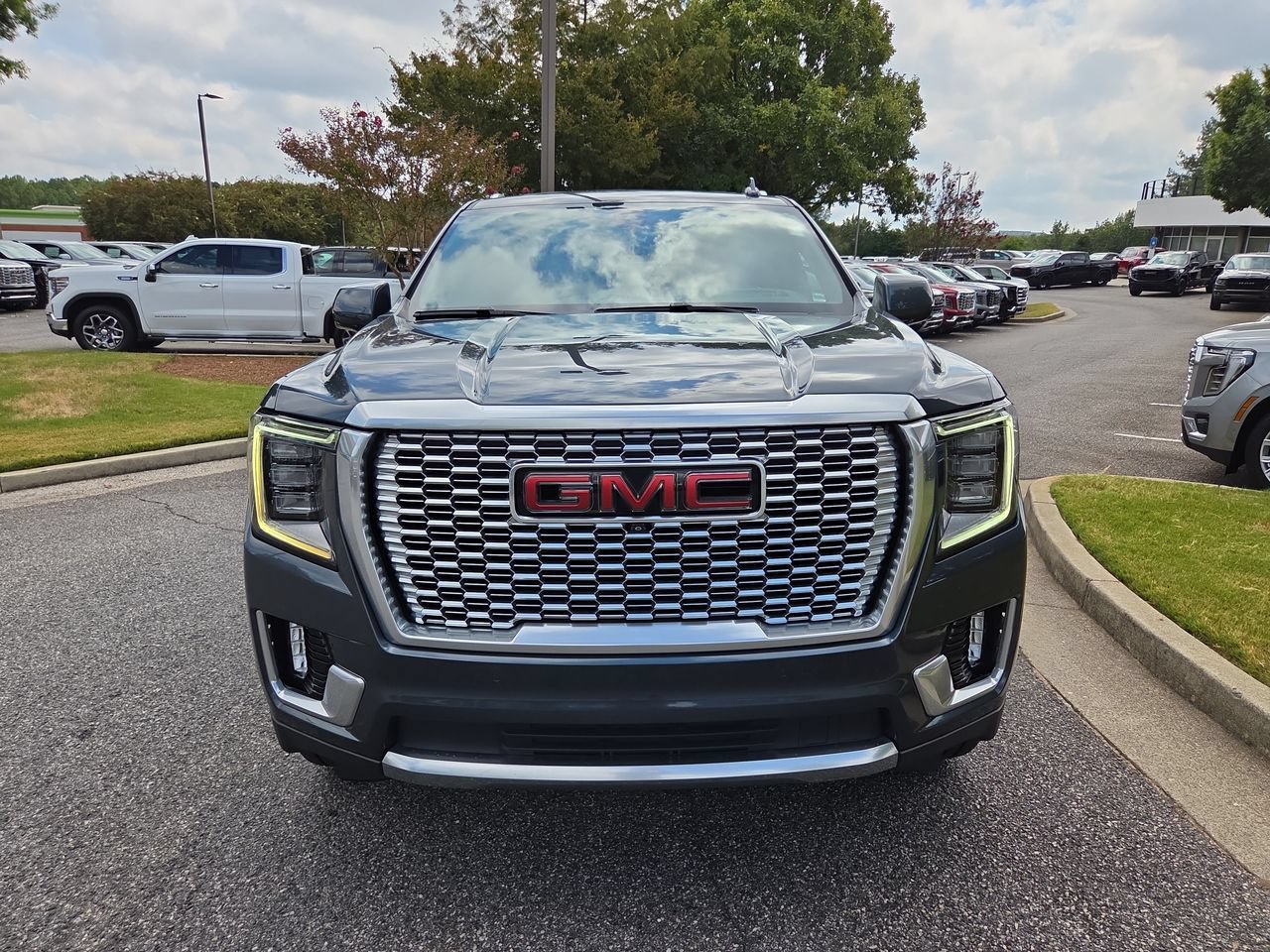 Used 2021 GMC Yukon Denali w/ Denali Ultimate Package AWD/4WD image 3