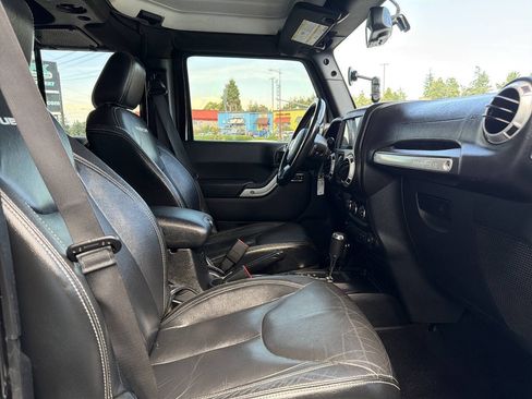 Used 2015 Jeep Wrangler Unlimited Rubicon w/ Dual Top Group AWD/4WD image 18