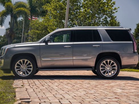 Used 2018 Cadillac Escalade Luxury AWD/4WD image 2