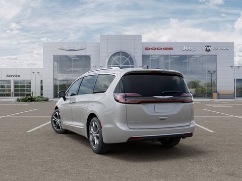 New 2026 Chrysler Pacifica Pinnacle w/ Trailer Tow Group FWD image 3