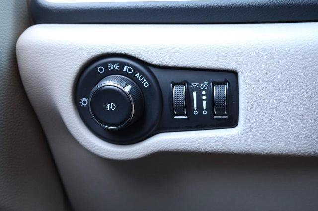 Used 2024 Chrysler Pacifica Touring-L FWD image 21