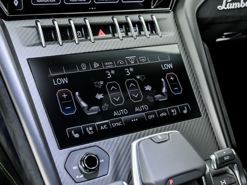 Used 2024 Lamborghini Urus Performante AWD/4WD image 42
