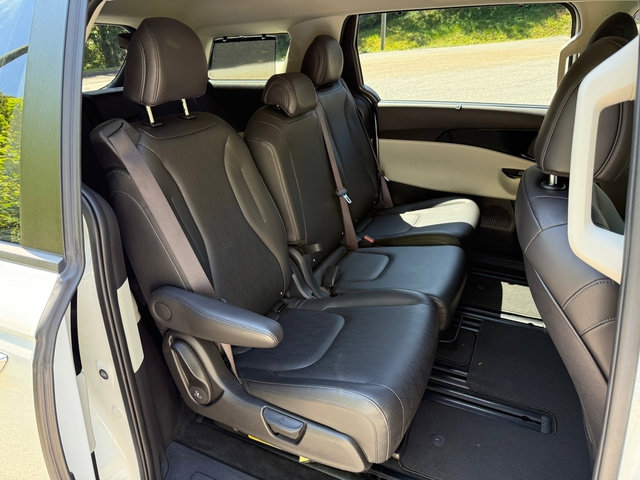 Used 2024 Kia Carnival EX FWD image 20
