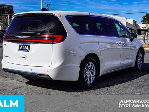 Used 2023 Chrysler Pacifica Touring-L image 7