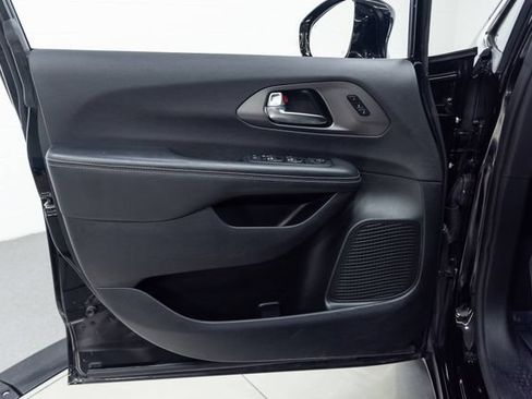 Used 2025 Chrysler Pacifica Select FWD image 11