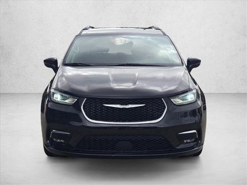 Used 2022 Chrysler Pacifica Touring-L FWD image 2