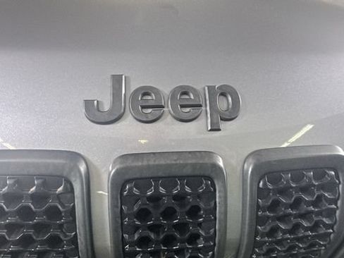 Used 2020 Jeep Cherokee Trailhawk w/ Cold Weather Group AWD/4WD image 8