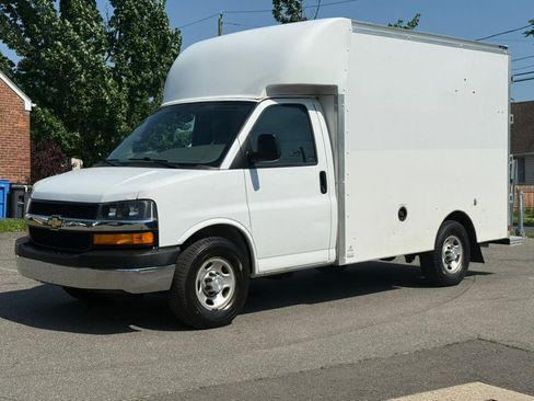 Used 2018 Chevrolet Express 3500 w/ Chrome Appearance Package RWD image 1