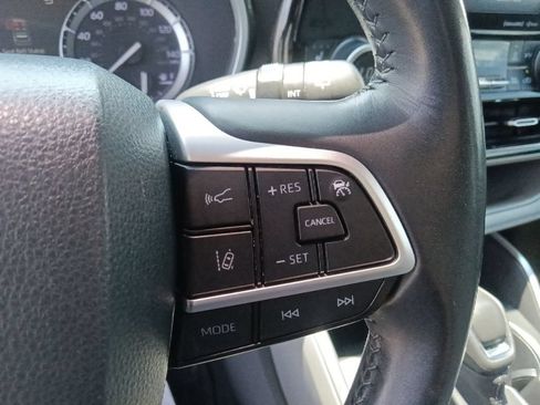 Used 2022 Toyota Highlander XLE AWD/4WD image 19