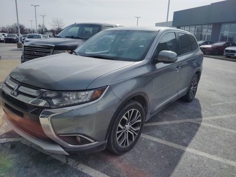 Used 2016 Mitsubishi Outlander SE image 2