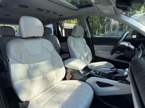 Used 2023 Kia Telluride EX w/ EX Captain's Chair Package image 12