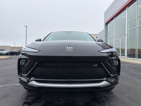 Used 2024 Buick Envista Sport Touring image 2