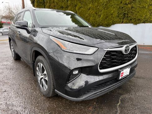 Certified 2023 Toyota Highlander XLE image 2