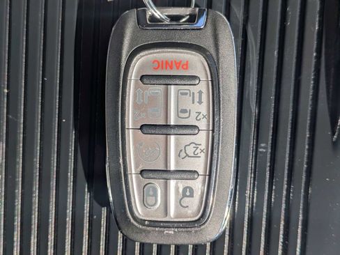 Used 2024 Chrysler Pacifica Touring-L FWD image 34