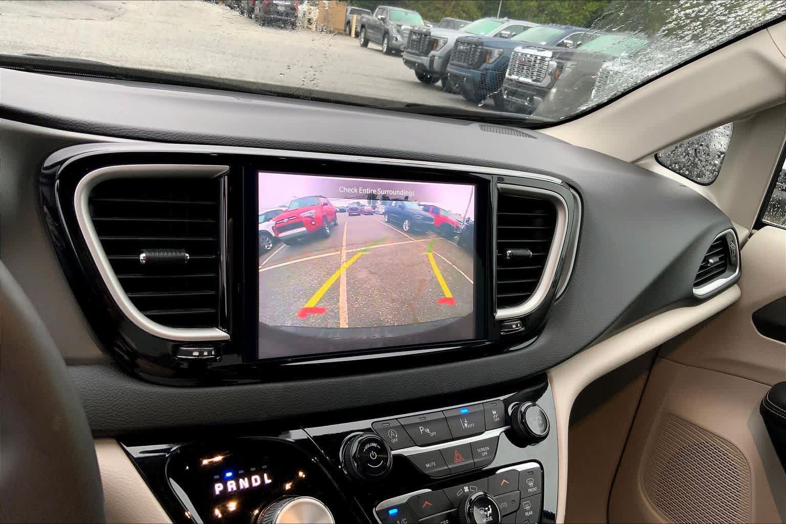 Used 2024 Chrysler Pacifica Touring-L FWD image 25