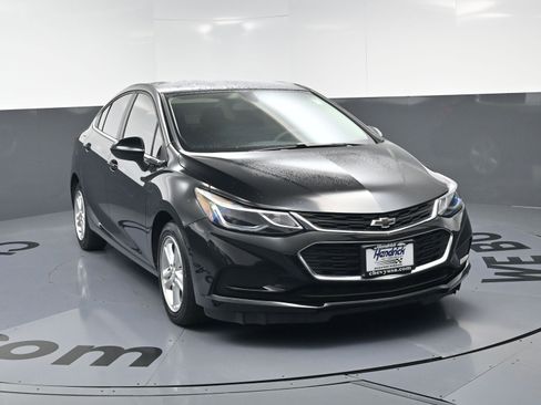 Used 2018 Chevrolet Cruze LT w/ Convenience Package image 3