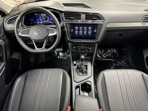 Used 2023 Volkswagen Tiguan SE w/ Panoramic Sunroof Package FWD image 12