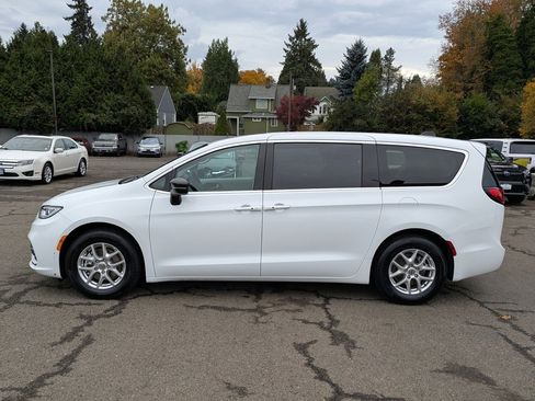 Used 2024 Chrysler Pacifica Touring-L image 2