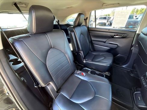 Used 2021 Toyota Highlander XLE AWD/4WD image 15