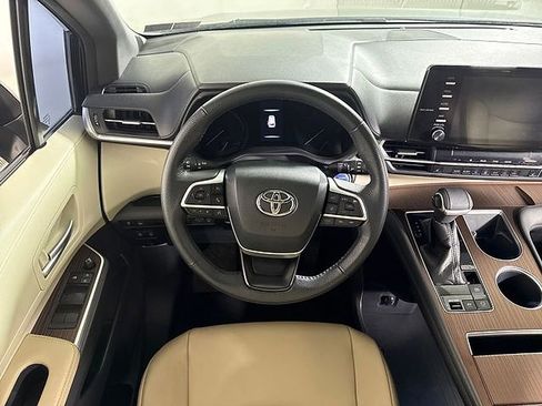 Used 2022 Toyota Sienna XLE FWD image 18