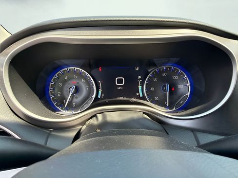 Used 2023 Chrysler Pacifica Touring-L FWD image 16
