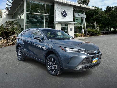 Used 2021 Toyota Venza Limited image 3