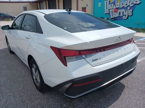 Used 2025 Hyundai Elantra SE FWD image 5