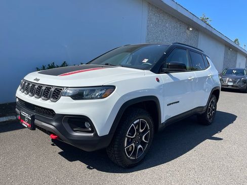 Used 2025 Jeep Compass Trailhawk AWD/4WD image 1