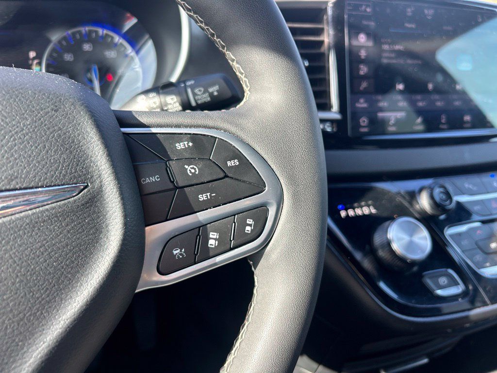 Used 2025 Chrysler Pacifica Select FWD image 13