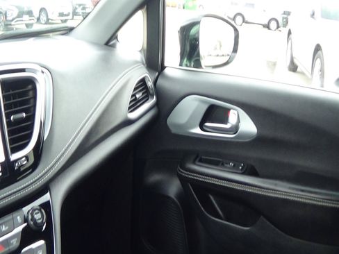 Used 2026 Chrysler Pacifica Limited FWD image 36
