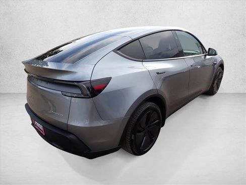 Used 2026 Tesla Model Y AWD image 4